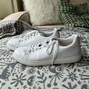 tory burch white leather sneakers in a size 9!